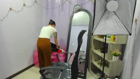 Snapshot of isabellasummer_ chatting on April 16, 1:01 pm isebella online show from April 16, 1:01 pm