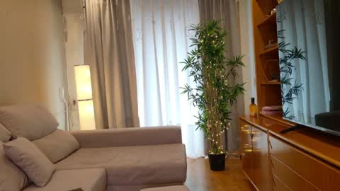 isabellauribe online show from April 25, 12:30 pm