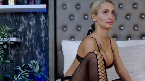 Snapshot of isabelleethan chatting on February 25, 9:20 am IsabelleEthan online show from February 25, 9:20 am