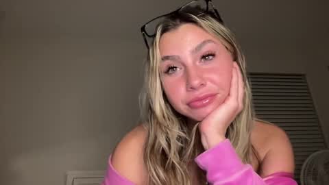 isabellekinsley online show from December 10, 3:52 am