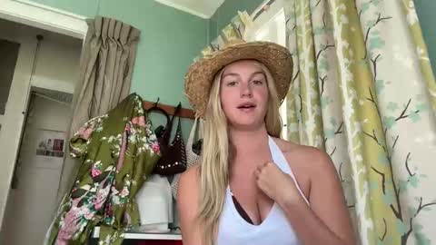 Snapshot of isabellesings chatting on January 8, 1:30 am isabellesings online show from January 8, 1:30 am