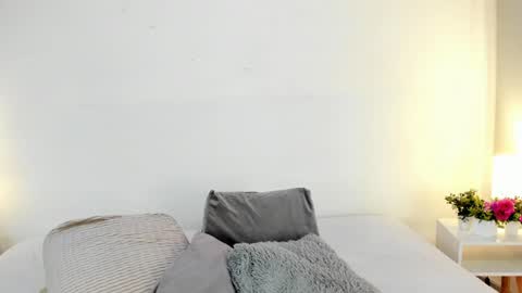 isameow online show from December 4, 9:35 pm