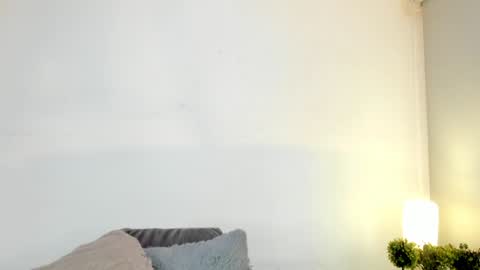 isameow online show from February 7, 2:40 am