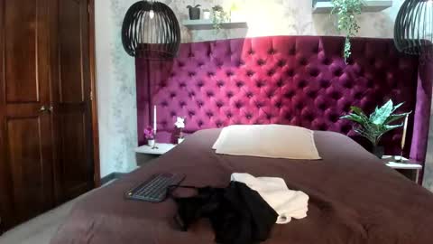 I S A  S AN D E R S  online show from December 18, 7:20 pm