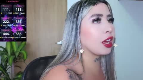 Snapshot of isasexyxxx1 chatting on May 20, 11:44 pm isasexyxxx1 online show from May 20, 11:44 pm