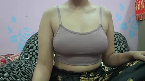 Snapshot of ishika_singh_ chatting on April 25, 1:41 am ishika_singh_ online show from April 25, 1:41 am