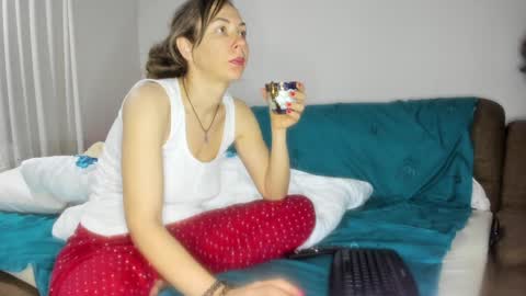 Snapshot of issabelle_69 chatting on February 13, 5:37 am Issabelle online show from February 13, 5:37 am