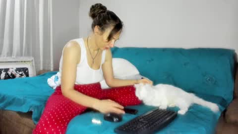 Snapshot of issabelle_69 chatting on February 15, 5:30 am Issabelle online show from February 15, 5:30 am