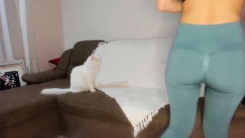 Snapshot of issabelle_69 chatting on February 28, 6:43 am Issabelle online show from February 28, 6:43 am