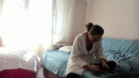 Snapshot of issabelle_69 chatting on March 6, 8:41 am Issabelle online show from March 6, 8:41 am