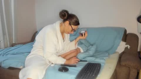 Snapshot of issabelle_69 chatting on November 18, 7:02 am Issabelle online show from November 18, 7:02 am