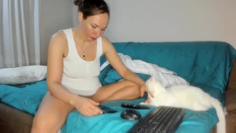 Snapshot of issabelle_69 chatting on December 3, 6:21 am Issabelle online show from December 3, 6:21 am