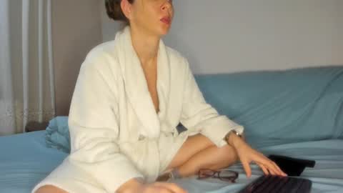 Issabelle online show from December 22, 5:48 am