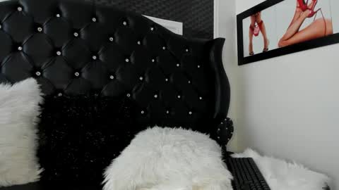 issadorajames online show from January 18, 4:21 pm