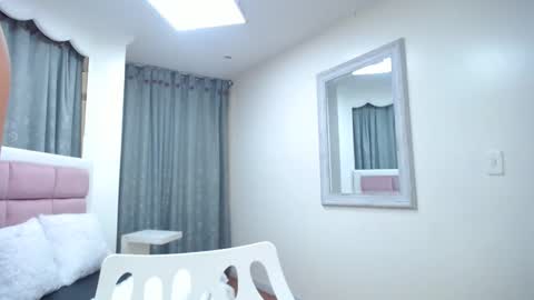 issadorajames online show from February 3, 6:39 pm