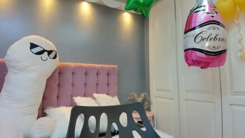 issadorajames online show from October 5, 2:26 pm