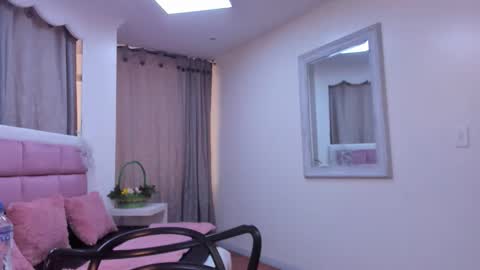 issadorajames online show from December 16, 7:19 pm