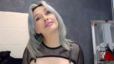 IssaSmyth online show from April 21, 7:25 am