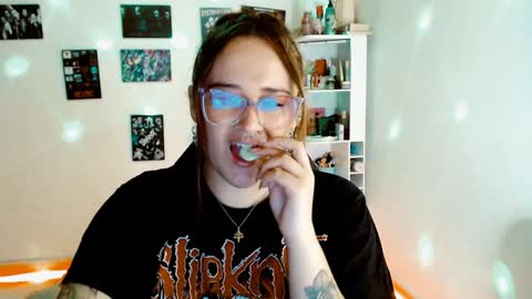 Snapshot of issis_demon chatting on December 7, 2:42 am Yiz online show from December 7, 2:42 am