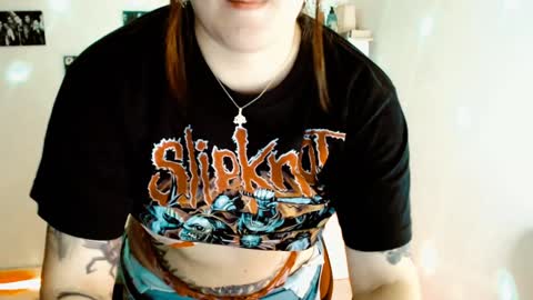 Snapshot of issis_demon chatting on December 7, 5:59 am Yiz online show from December 7, 5:59 am