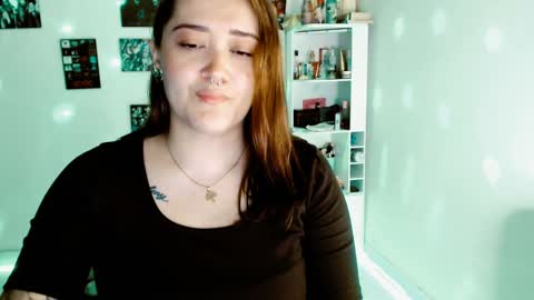 Snapshot of issis_demon chatting on December 8, 4:57 am Yiz online show from December 8, 4:57 am