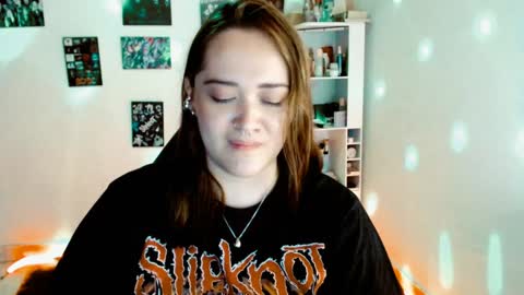 Snapshot of issis_demon chatting on December 14, 3:51 am Yiz online show from December 14, 3:51 am