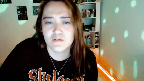 Snapshot of issis_demon chatting on December 14, 6:56 am Yiz online show from December 14, 6:56 am