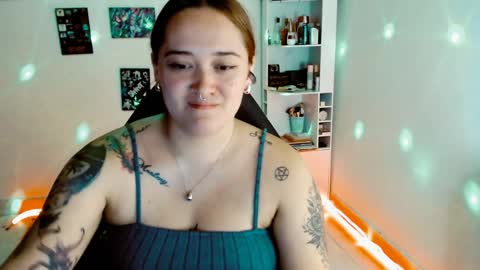 Snapshot of issis_demon chatting on December 17, 4:45 am Yiz online show from December 17, 4:45 am