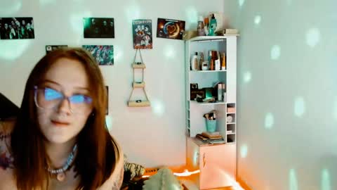 Snapshot of issis_demon chatting on December 20, 5:47 am Yiz online show from December 20, 5:47 am