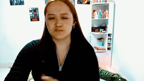 Snapshot of issis_demon chatting on December 24, 1:06 am Yiz online show from December 24, 1:06 am