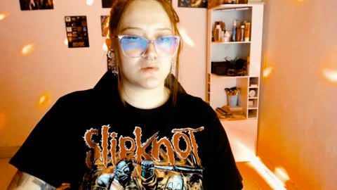 Snapshot of issis_demon chatting on December 28, 7:11 am Yiz online show from December 28, 7:11 am