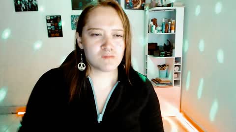 Snapshot of issis_demon chatting on December 29, 5:53 am Yiz online show from December 29, 5:53 am