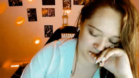 Snapshot of issis_demon chatting on December 30, 9:16 am Yiz online show from December 30, 9:16 am