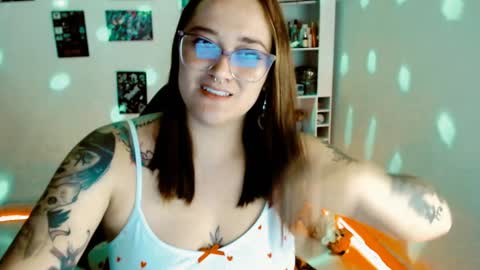 Snapshot of issis_demon chatting on January 21, 5:05 am Yiz online show from January 21, 5:05 am