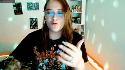 Snapshot of issis_demon chatting on February 1, 4:03 am Yiz online show from February 1, 4:03 am