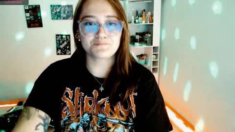 Snapshot of issis_demon chatting on February 1, 7:05 am Yiz online show from February 1, 7:05 am