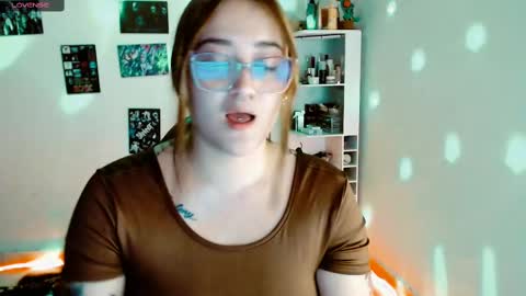 Snapshot of issis_demon chatting on February 16, 4:20 am Yiz online show from February 16, 4:20 am