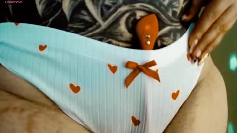 Snapshot of issis_demon chatting on February 16, 7:26 am Yiz online show from February 16, 7:26 am