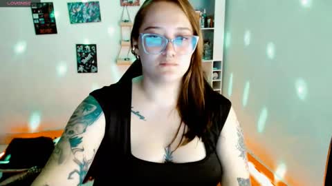 Snapshot of issis_demon chatting on February 23, 7:22 am Yiz online show from February 23, 7:22 am