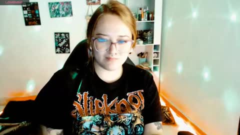 Snapshot of issis_demon chatting on February 24, 6:49 am Yiz online show from February 24, 6:49 am