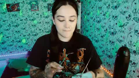 Snapshot of issis_demon chatting on October 5, 4:22 am Yiz online show from October 5, 4:22 am