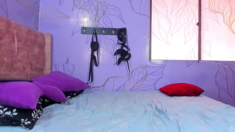 Snapshot of ithan_salvatore chatting on January 5, 1:15 pm Ithan and Friends online show from January 5, 1:15 pm