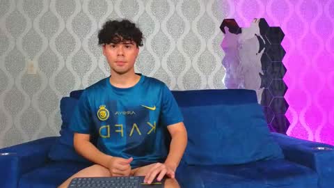 Snapshot of ithan_salvatore chatting on February 11, 10:39 pm Ithan and Friends online show from February 11, 10:39 pm