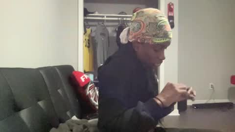 Snapshot of its5iveam chatting on December 7, 8:49 pm 5ive AM online show from December 7, 8:49 pm