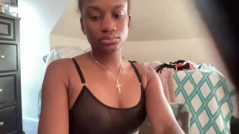 Snapshot of its5iveam chatting on November 10, 1:54 pm 5ive AM online show from November 10, 1:54 pm