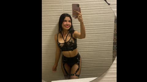 Snapshot of its_lola chatting on January 1, 5:43 am   online show from January 1, 5:43 am