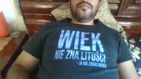 Snapshot of its_me_2323 chatting on May 17, 4:43 am its_me_2323 online show from May 17, 4:43 am