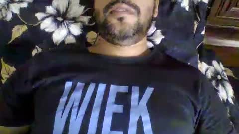 Snapshot of its_me_2323 chatting on May 21, 5:03 am its_me_2323 online show from May 21, 5:03 am