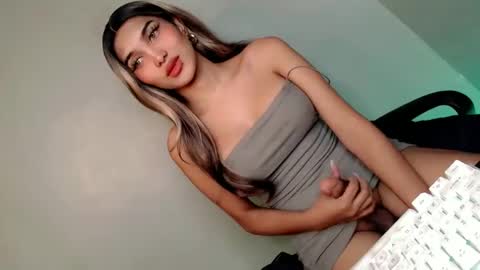 Snapshot of its_me_arabella chatting on January 14, 4:47 am Bella online show from January 14, 4:47 am