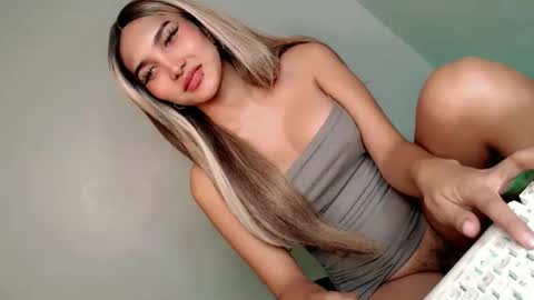 Snapshot of its_me_arabella chatting on January 25, 11:44 am Bella online show from January 25, 11:44 am